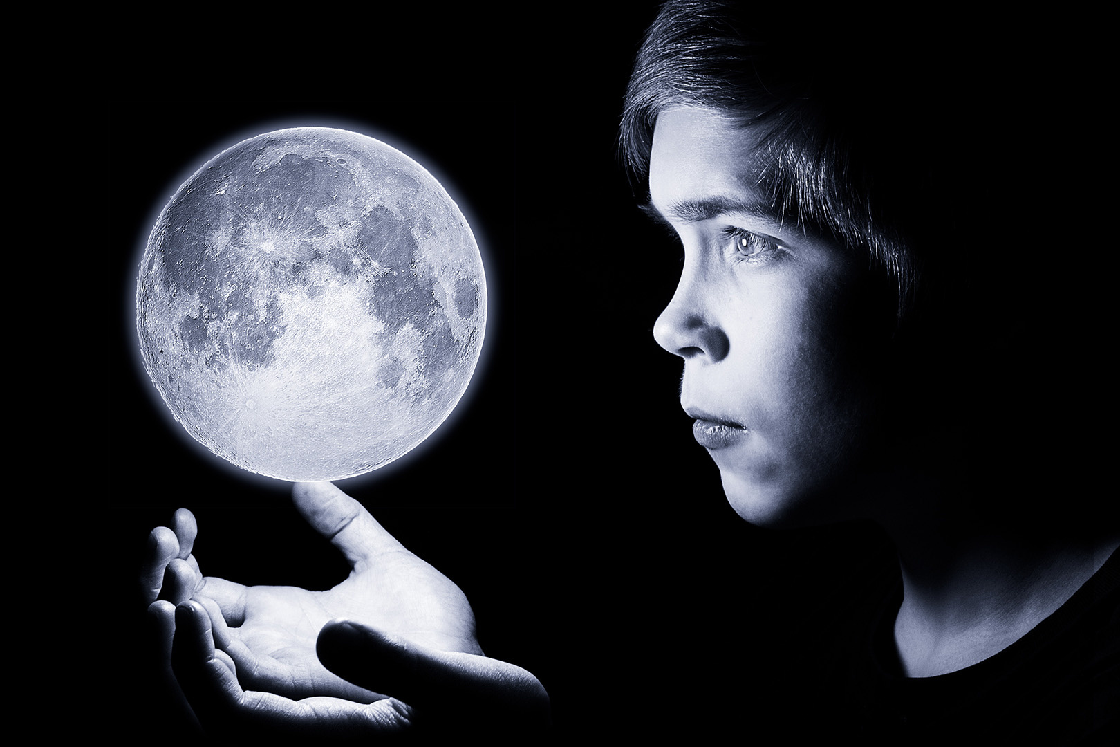 Looking at the moon. Лунное дитя. Moon boy. Moon child дитя Луны. Дитя Луны игра.